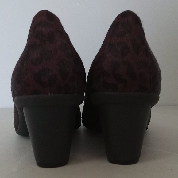 Vionic Leopard Print Heels - Picture 8 of 11